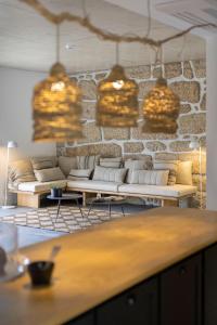 un soggiorno con divani e un muro di mattoni di TheVagar Countryhouse a Belmonte