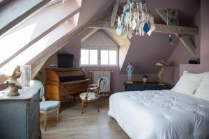Giường trong phòng chung tại Logis Saint-Léonard
