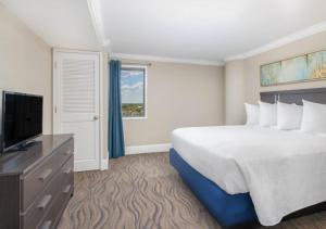 Bask Hotel at Big Rock Landing的电视和/或娱乐中心