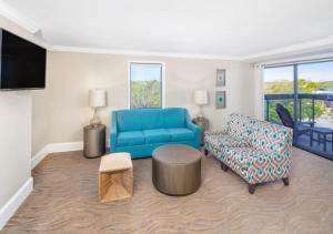 Bask Hotel at Big Rock Landing的休息区