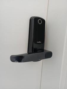 a black cell phone holder on a wall at Hermoso Monoambiente ZV210, Edif Zetta Village Airport in Colonia Mariano Roque Alonso