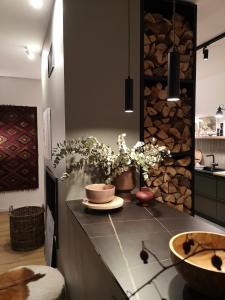 una cocina con una barra con flores. en GORA уютна планинска къща до ски зона Пампорово, en Progled