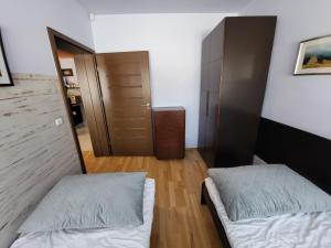 Posteľ alebo postele v izbe v ubytovaní Apartament Bystra Woda 28 z garażem