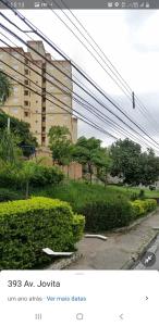 Captura de pantalla de una imagen de un parque con un edificio en Minha casa sua casa completa, en Guarulhos