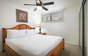 En eller flere senger på et rom på Sea Village condo with Unobstructed ocean views and Oceanside Pool