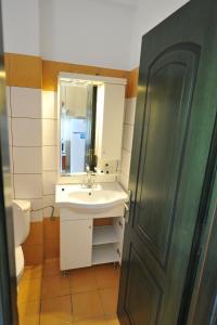Kúpeľňa v ubytovaní Koronisia Apartments + 37 fotografií