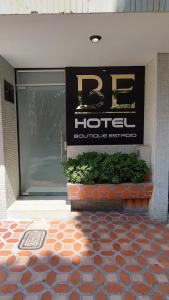 een hotelbord aan de zijkant van een gebouw bij Hotel Boutique Estadio in Medellín