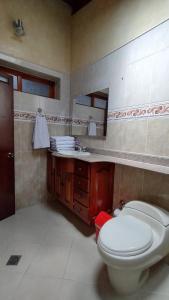 een badkamer met een toilet en een wastafel bij Hotel Boutique Estadio in Medellín