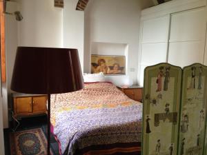 a small bedroom with a bed and a lamp at Lovelyloft Navigli - Gelsomino in Milan