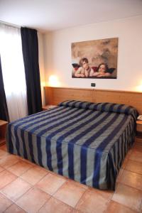 Postel nebo postele na pokoji v ubytování Hotel Alpechiara