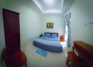 Tempat tidur dalam kamar di Gated 3BR Residence - 10 mins from Malioboro