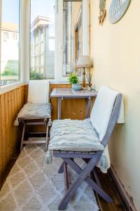 蒂米什瓦拉的住宿－Grey Symphony，窗户客房内的椅子和书桌