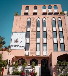 齋浦爾的住宿－Bur'Dera - a Boutique Luxury Hotel，建筑上标有布卡标志
