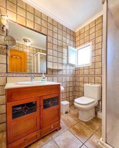 ein Badezimmer mit einem WC, einem Waschbecken und einem Spiegel in der Unterkunft Can Pep Yern 1 in Playa Migjorn