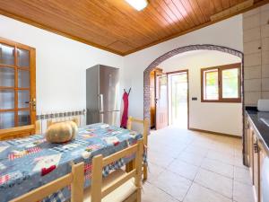 a kitchen and dining room with a table in a room at Can Pep Yern 1 in Playa Migjorn