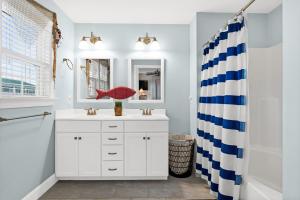Ένα μπάνιο στο Sea You Soon 207 Brunswick Ave West home +56 φωτογραφίες