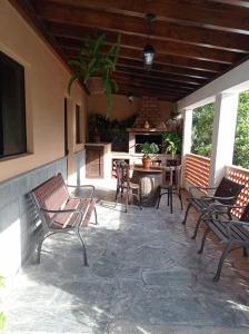 Alojera的住宿－Apartamento La Punta，一个带桌椅的庭院和一间厨房