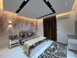ein Schlafzimmer mit einem großen Bett und einem großen Fenster in der Unterkunft Meedo Apartments in Kairo