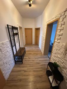 TV a/nebo společenská místnost v ubytování Ferienwohnung Bitterfeld