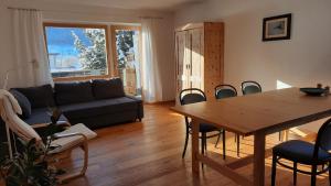 un soggiorno con divano, tavolo e sedie di Apartment Kirchmair a Innsbruck