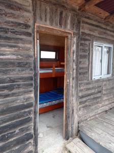 Habitación con 2 literas en una cabaña de madera en Calavera Beach Hostel, en Cabo Polonio