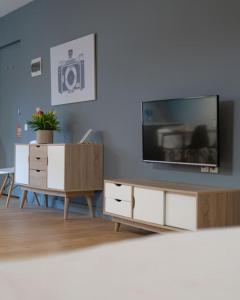 Televízia a/alebo spoločenská miestnosť v ubytovaní Central, Spacious studio 5 min walk to Acropolis + 11 fotografií