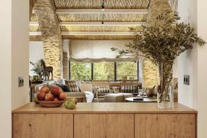 eine Küche mit einem Tisch und einer Obstschale darauf in der Unterkunft Turisme Rural Mas Ametller - Casa Gran in Fontclara