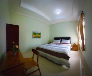 Tempat tidur dalam kamar di Gated 3BR Residence - 10 mins from Malioboro