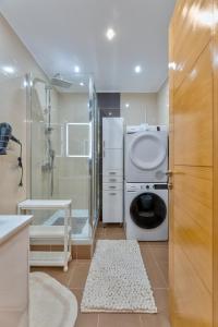 een badkamer met een wasmachine en een douche bij Apartman Elena Gold Zlatibor in Zlatibor