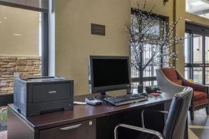 an office with a computer and a printer on a desk at Comfort Suites Batesville in Batesville