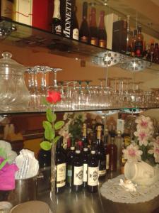 een bos flessen wijn op een plank bij Hotel Scalinatella in Angri