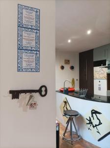 - une cuisine avec un comptoir et un tabouret dans une pièce dans l'établissement Casa de la Portuguesa, bonita terraza con barbacoa, à Güéjar-Sierra