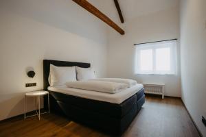 Schlafzimmer mit einem Bett und einem Fenster in der Unterkunft Haus Weiss bei Julia in Sankt Andrä bei Frauenkirchen