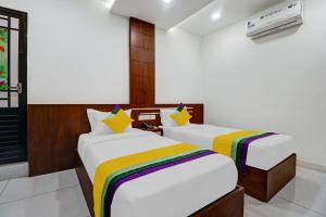 Cama ou camas em um quarto em Itsy By Treebo - Fathima Palace