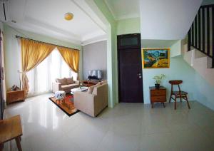 salon z kanapą i stołem w obiekcie Gated 3BR Residence - 10 mins from Malioboro w mieście Yogyakarta