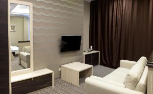TV a/nebo společenská místnost v ubytování Kiroff Hotel + 19 fotografií