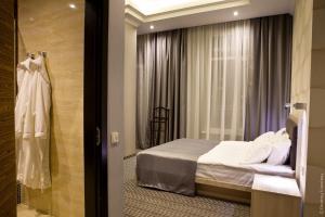 Postel nebo postele na pokoji v ubytování Kiroff Hotel