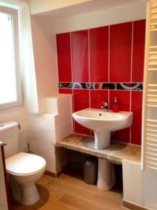 ein Badezimmer mit einem weißen WC und einem Waschbecken in der Unterkunft Grand family home in the heart of Burgundy! in Saint-Berain-sur-Dheune