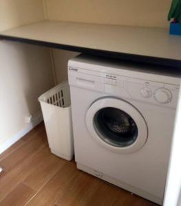 eine weiße Waschmaschine in einem Zimmer mit einer Theke in der Unterkunft Grand family home in the heart of Burgundy! in Saint-Berain-sur-Dheune