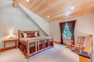 a bedroom with a bed and a wooden ceiling at Elk Meadows Escape in Cle Elum