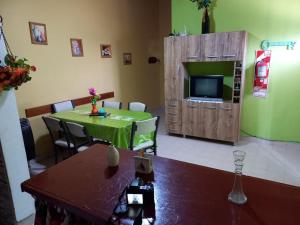 un soggiorno con un tavolo e una televisione di CRISNANBEL a Las Grutas Altre 29 foto