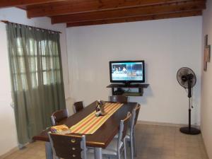 une salle à manger avec une table et une télévision dans l'établissement Apartments Renta Eva 3, à San Rafael
