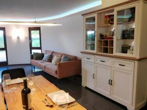 uma sala de estar com uma mesa e um sofá em Hochwertige Wohnung mit Parkplatz im schönen Schwarzwald em Altensteig