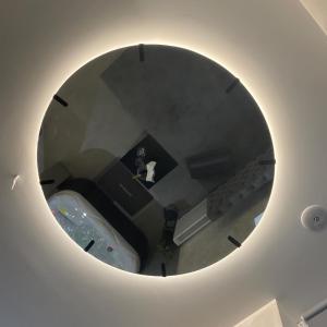 Uma televisão e/ou sistema de entretenimento em TEPIĆ Garni Hotel