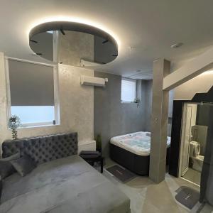 Uma cama ou camas num quarto em TEPIĆ Garni Hotel