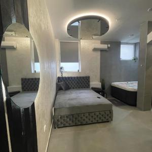 Ένα ή περισσότερα κρεβάτια σε δωμάτιο στο TEPIĆ Garni Hotel