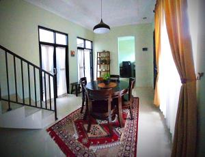 Area tempat duduk di Gated 3BR Residence - 10 mins from Malioboro