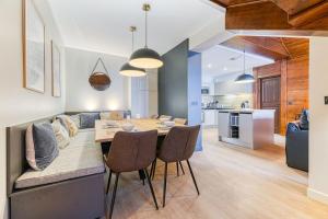 Un comedor y una sala de estar con mesa y sillas. en Penthouse-Chalet in Arc 1950 SKI IN-SKI OUT, en Arc 1950