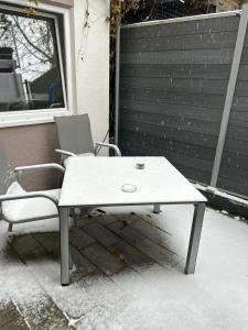 einem Picknicktisch und einem Stuhl vor einer Garage in der Unterkunft Apartment Mia in Bad Schonborn