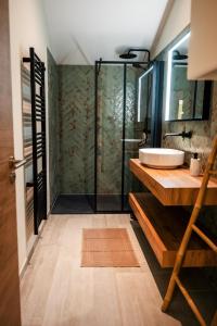 a bathroom with a sink and a shower at Gîte de Merins, domaine de charme, face à la rivière, à 4km de la plage in Fleury